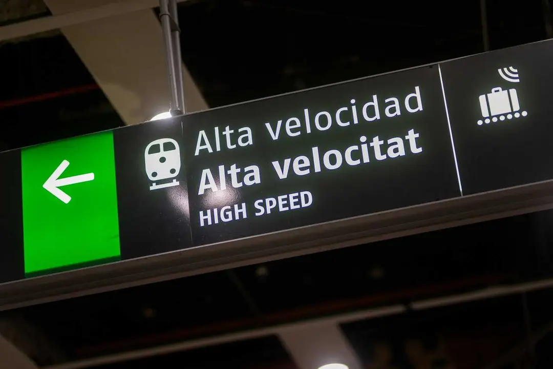Archivo - Un cartel indica la direcci&oacute;n de los trenes de alta velocidad en la estaci&oacute;n de Barcelona-Sants, a 9 de marzo de 2025