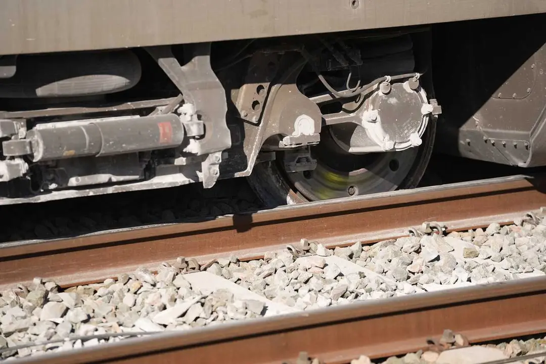 Archivo - Vista de las ruedas de uno de los vagones del tren de Iryo fuera de los carriles de la v&iacute;a, a 20 de enero de 2026, en Adamuz, C&oacute;rdoba, Andaluc&iacute;a (Espa&ntilde;a), tras el descarrilamiento.