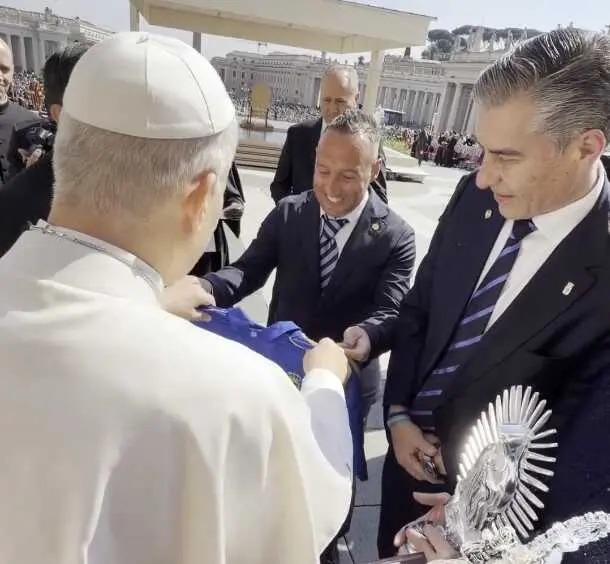 El papa Le&oacute;n XIV recibe la camiseta del Real Oviedo de manos del capitan del equipo, Santi Cazorla, en la Plaza de San Pedro.
