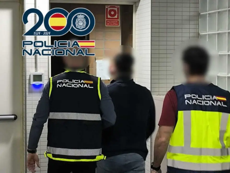 Agentes de la Polic&iacute;a Nacional junto al detenido