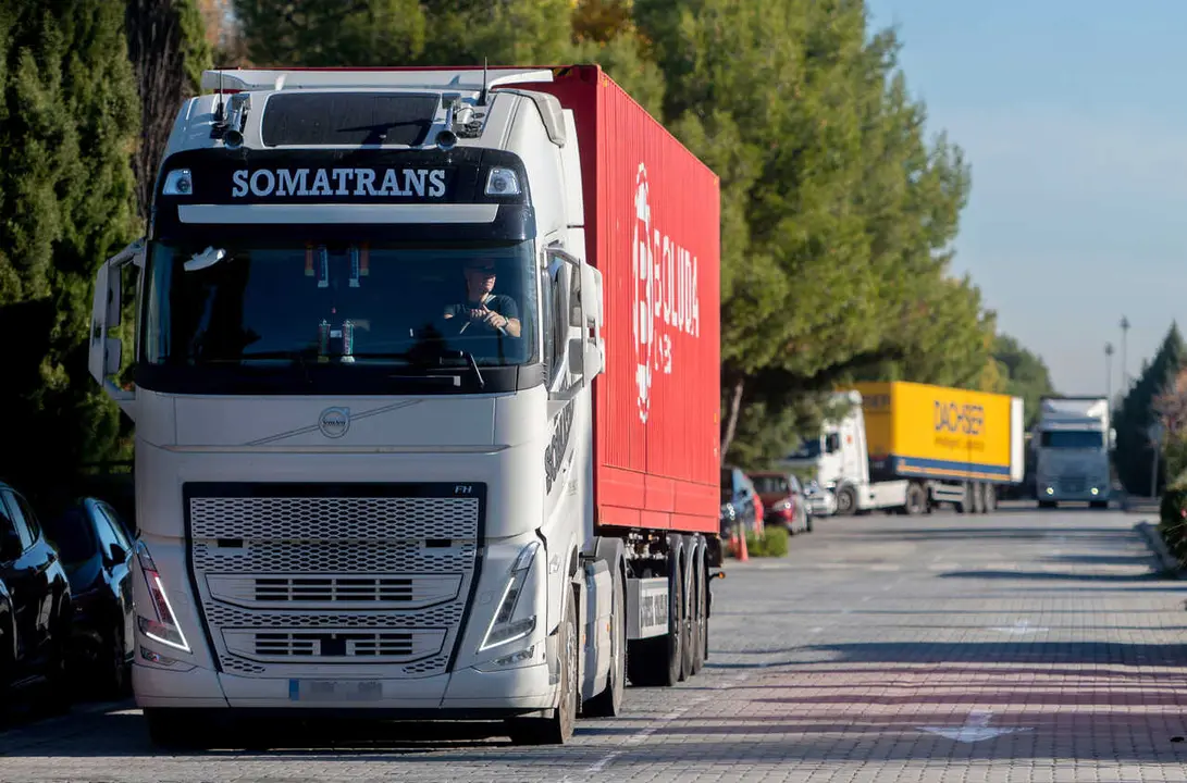 Archivo - Un cami&oacute;n circula por una carretera, a 12 de noviembre de 2021, en Madrid (Espa&ntilde;a).