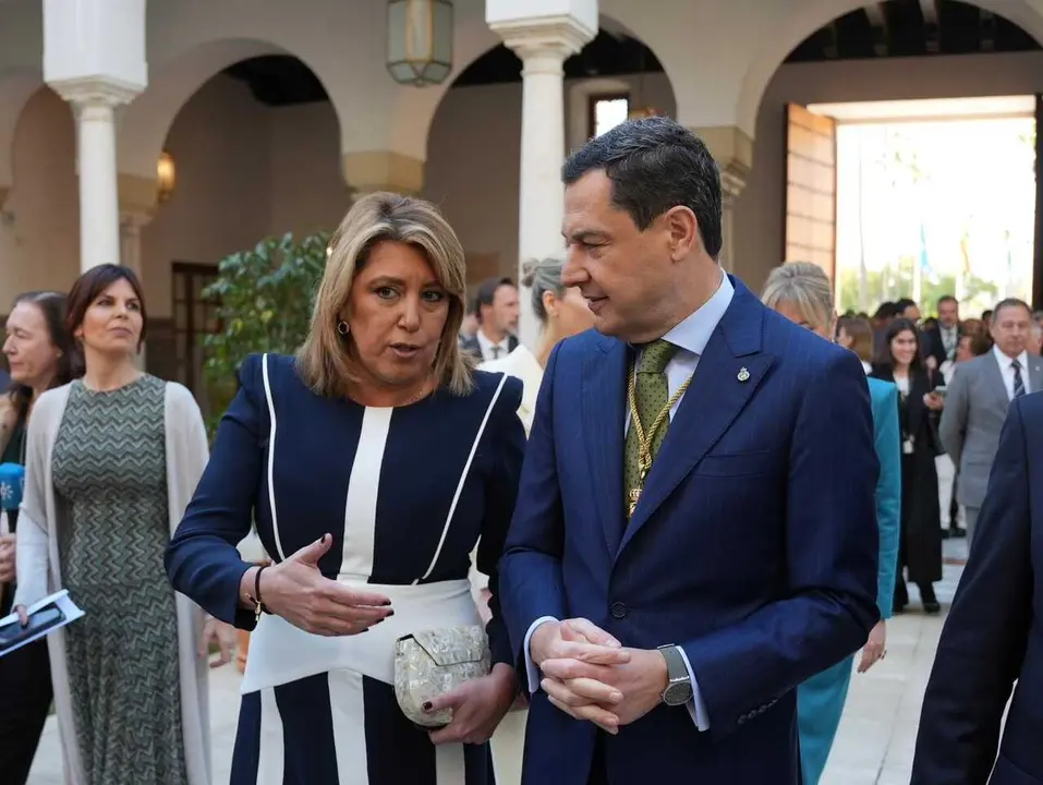 La senadora del PSOE y expresidente de la Junta, Susana D&iacute;az, y el presidente de la Junta, Juanma Moreno, conversan en los pasillos del Parlamento andaluz antes del Pleno institucional con motivo del 28F. (Foto de archivo).