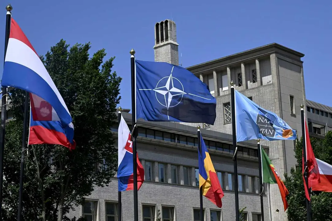 Archivo - Bandera de la OTAN en La Haya 