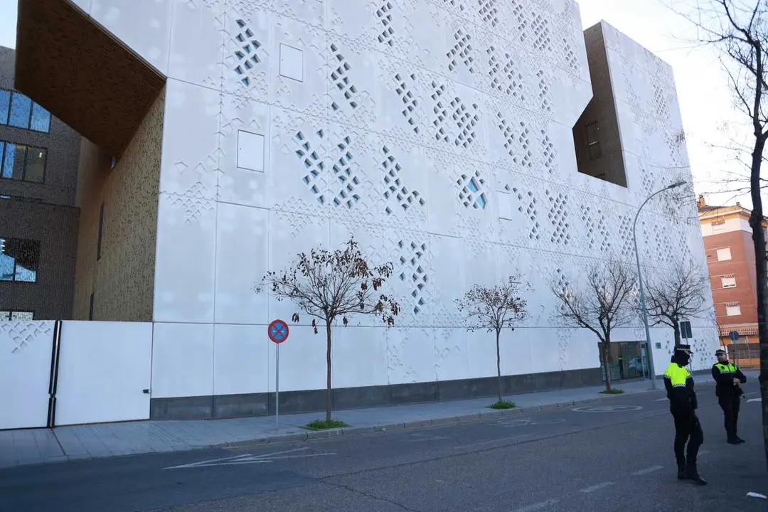 Archivo - Entrada del Instituto de Medicina Legal con agentes de la Polic&iacute;a.