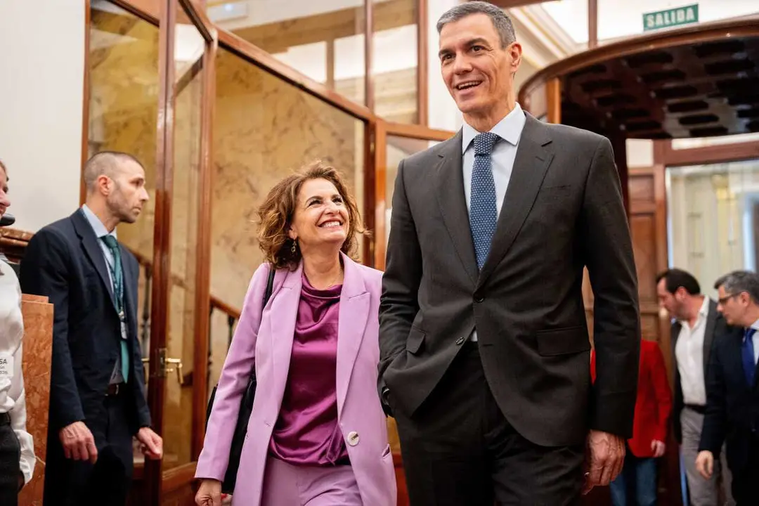 La vicepresidenta primera y ministra de Hacienda, Mar&iacute;a Jes&uacute;s Montero, y el presidente del Gobierno, Pedro S&aacute;nchez, a su salida de una sesi&oacute;n plenaria, en el Congreso de los Diputados, a 26 de marzo de 2026, en Madrid (Espa&ntilde;a).