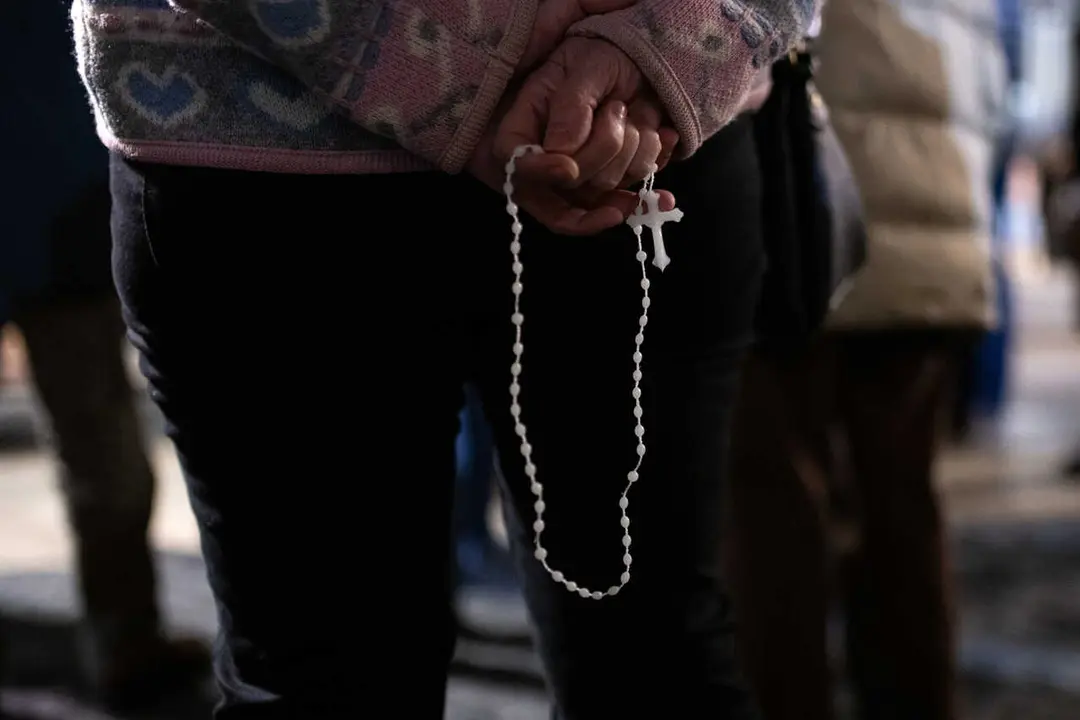 Varias personas durante un rezo del rosario por la unidad de Espa&radic;&plusmn;a, en la plaza de Sant Jaume, a 8 de diciembre de 2023, en Barcelona, Catalunya (Espa&radic;&plusmn;a). Coincidiendo con la celebraci&radic;&ge;n de la festividad de La Inmaculada Concepci&radic;&ge;n de Mar&radic;&ne;a, decenas de personas se han concentrado en diferentes puntos de Espa&radic;&plusmn;a para rezar un rosario. La convocatoria se extend&radic;&ne;a por redes sociales tras realizarlo con un &radic;&copy;xito notable en el mes de noviembre.