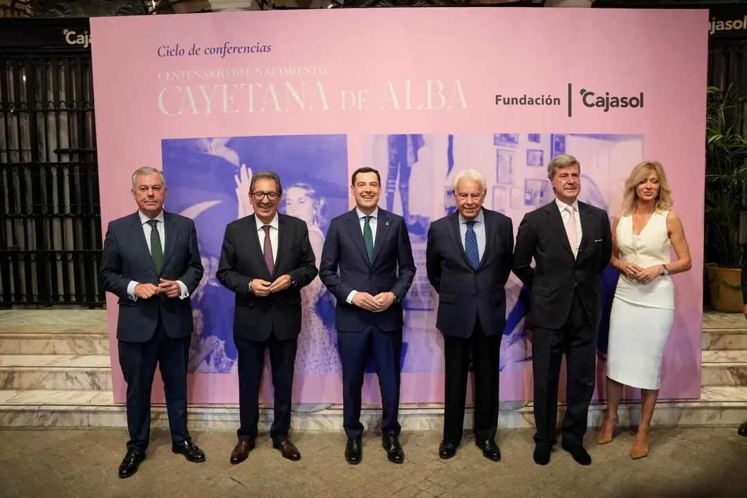 Foto de familia previa al encuentro del presidente de la Junta de Andaluc&iacute;a, Juanma Moreno, y del expresidente del Gobierno Felipe Gonz&aacute;lez en torno a la duquesa Cayetana de Alba en Sevilla.