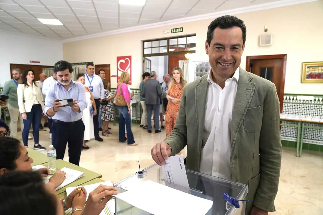 Archivo - El presidente de la Junta de Andaluc&iacute;a, Juanma Moreno, ejerce su derecho al voto, a 9 de junio de 2024, en M&aacute;laga en las elecciones europeas de 2024 en Espa&ntilde;a. 