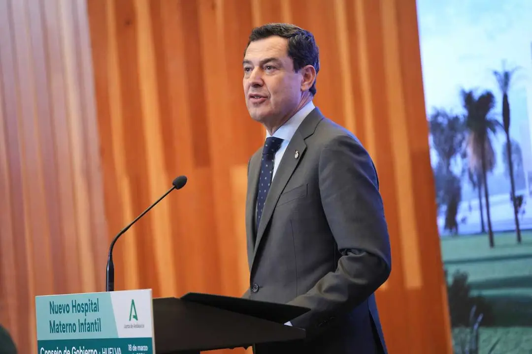 El presidente de la Junta de Andaluc&iacute;a, Juanma Moreno, interviene en el acto oficial de colocaci&oacute;n de la primera piedra del Hospital Materno Infantil del Juan Ram&oacute;n Jim&eacute;nez de Huelva. A 18 de marzo de 2026. (Foto de archivo).