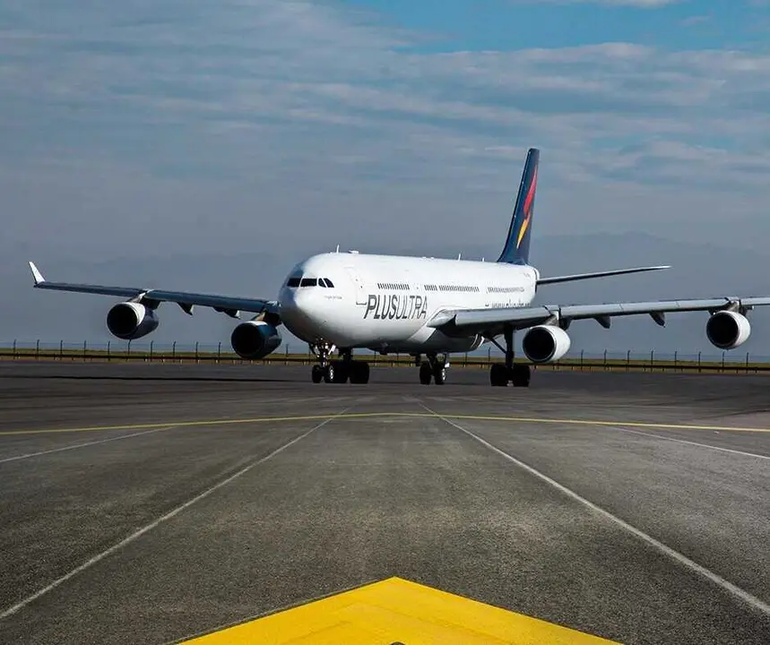 Archivo - Avi&oacute;n de Plus Ultra L&iacute;neas A&eacute;reas