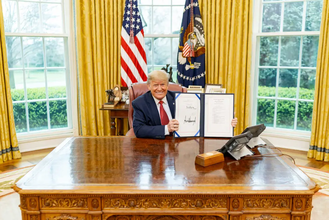 Archivo - 25 March 2020, US, Washington: US President Donald Trump displays his signature after signing The Supporting Older Americans Act of 2020, in the Oval Office of the White House. Photo: Shealah Craighead/Planet Pix via ZUMA Wire/dpa