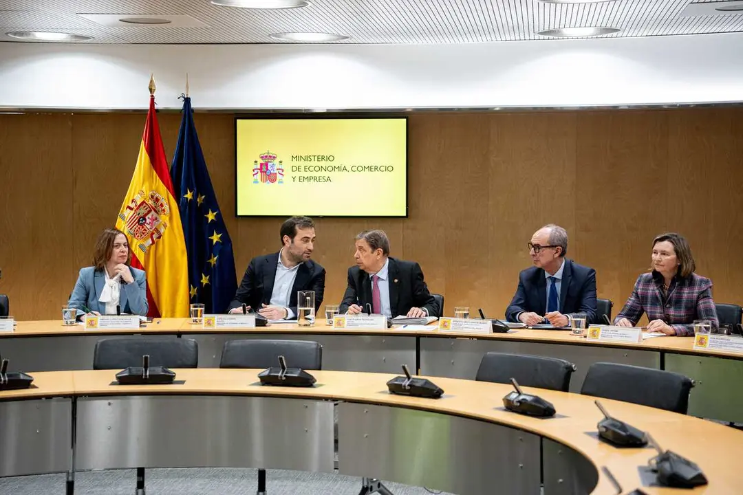 El ministro de Econom&iacute;a, Comercio y Empresa, Carlos Cuerpo, junto al ministro de Agricultura, Pesca y Alimentaci&oacute;n, Luis Planas, se re&uacute;nen con representantes de la industria alimentaria, 