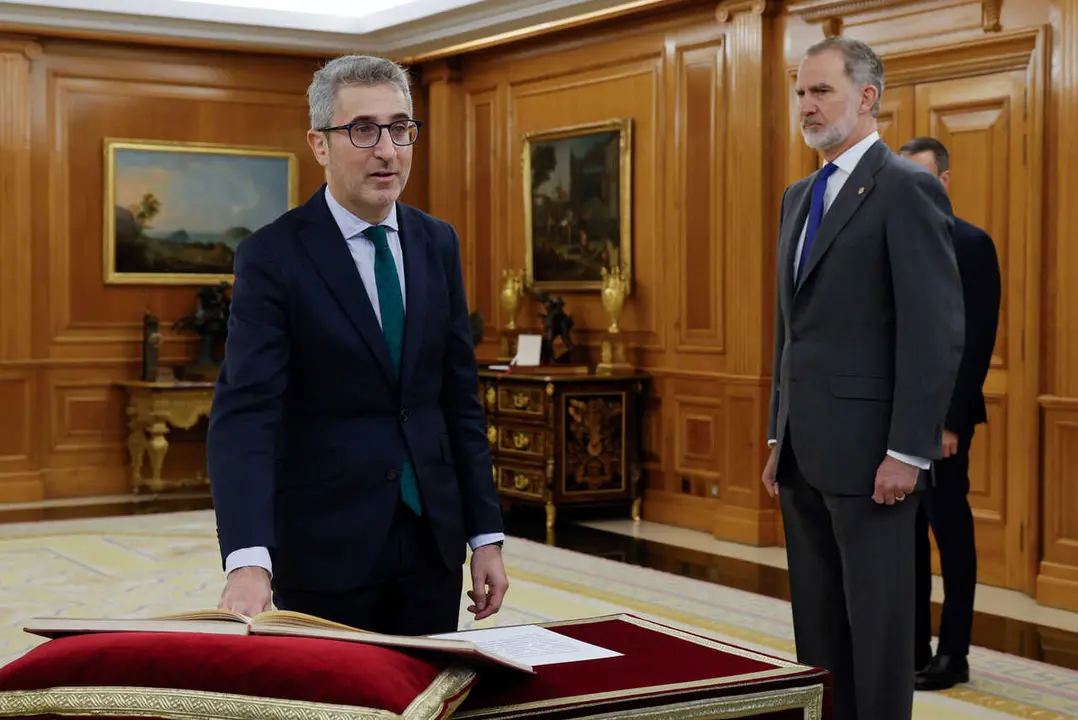 El ministro de Hacienda, Arcadi Espa&ntilde;a (i), durante la jura de su cargo, ante el Rey Felipe VI (D), en el Palacio de La Zarzuela, a 27 de marzo de 2026, en Madrid (Espa&ntilde;a). S&aacute;nchez anunciaba ayer que Cuerpo y Espa&ntilde;a ocupar&iacute;an los cargos que dejaba Montero