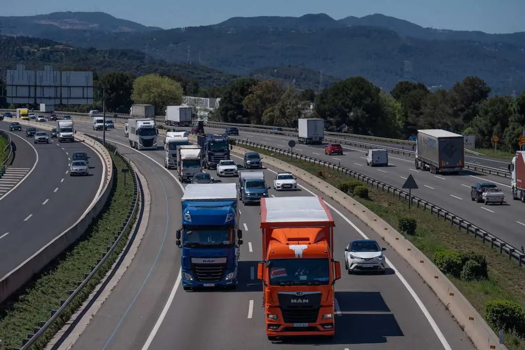 Archivo - Tr&aacute;fico durante la operaci&oacute;n salida de Semana Santa, en la AP-7, a 17 de abril de 2025, en Sant Cugat, Barcelona, Catalunya (Espa&ntilde;a). El Servei Catal&agrave; de Tr&agrave;nsit prev&eacute; que durante esta operaci&oacute;n salida salgan del &aacute;rea metropolitana de Barcelona 