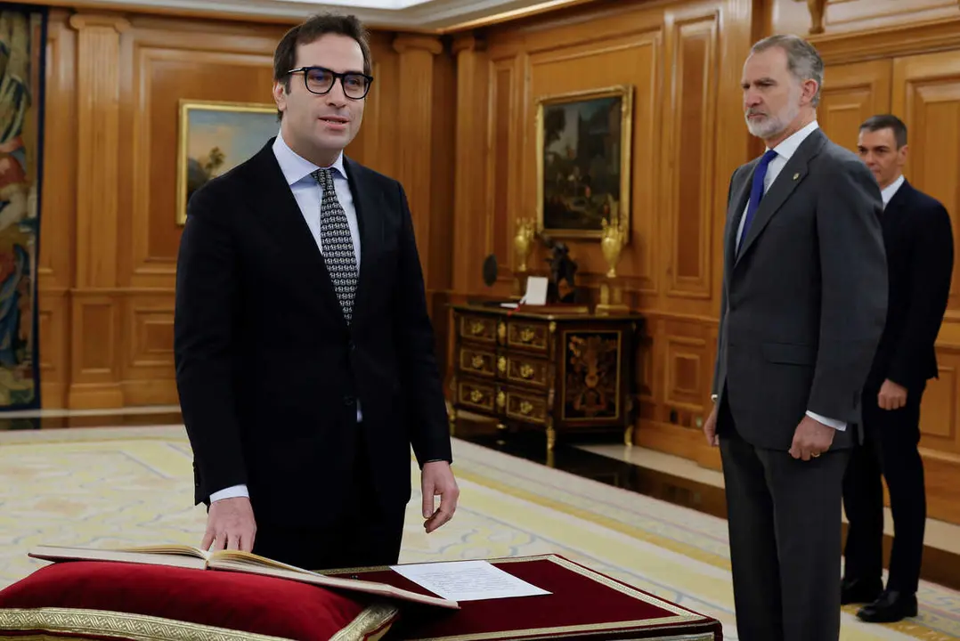El vicepresidente primero y ministro de Econom&iacute;a, Comercio y Empresa, Carlos Cuerpo (i), durante la jura de su cargo, ante el Rey Felipe VI (D), en el Palacio de La Zarzuela, este viernes