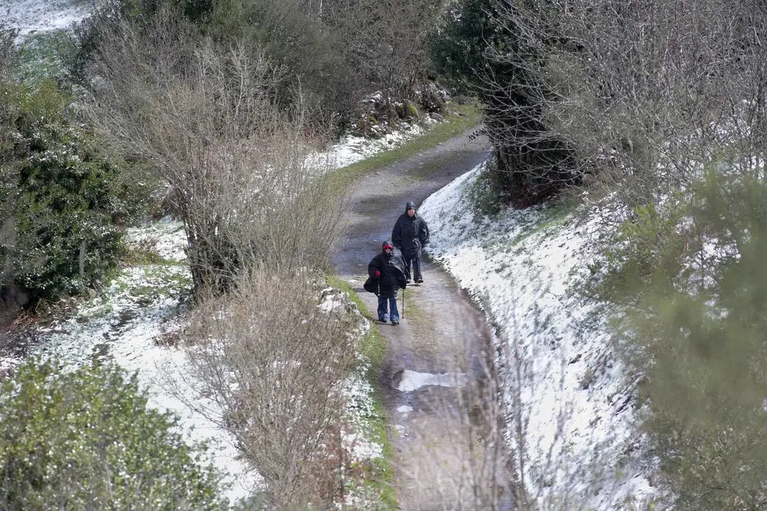 O Cebreiro, Lugo. Nevada tard&iacute;a en el poblado prerromano de O Cebreiro, en el l&iacute;mite entre las provincias de Lugo y Le&oacute;n. Un frente fr&iacute;o ha entrado por el norte y ha dejado estampas curiosas para esta &eacute;poca del a&ntilde;o. En la imagen, dos peregrinos caminan entre la nieve en Li&ntilde;ares en la ma&ntilde;ana del mi&eacute;rcoles 20 de abril