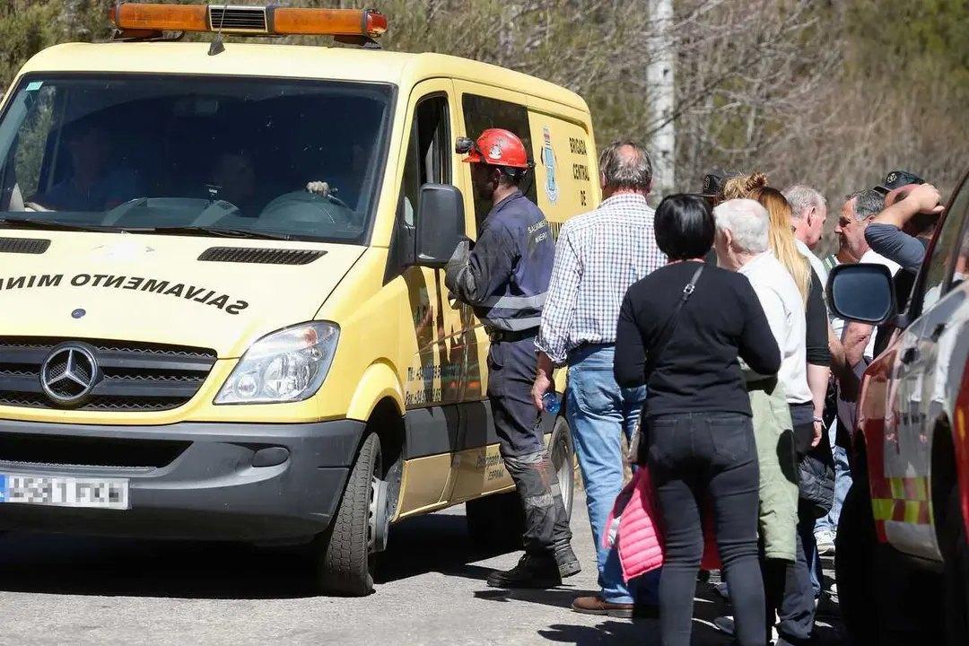 Archivo - Efectivos de emergencias durante las labores de b&uacute;squeda de las v&iacute;ctimas del accidente en la mina de Cerredo, a 31 de marzo de 2025