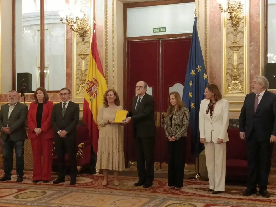 El Defensor del Pueblo, &Aacute;ngel Gabilondo, entrega el Informe Anual de la instituci&oacute;n a la presidenta del Congreso, Francina Armengol.