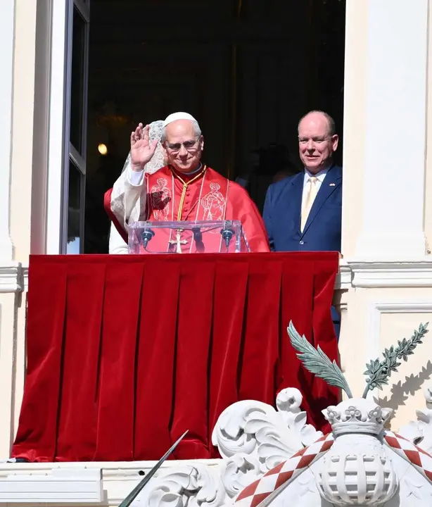 El Papa Le&oacute;n XIV, este 28 de marzo de 2026, en M&oacute;naco, junto al Pr&iacute;ncipe Alberto II de M&oacute;naco y la Princesa Charl&egrave;ne.