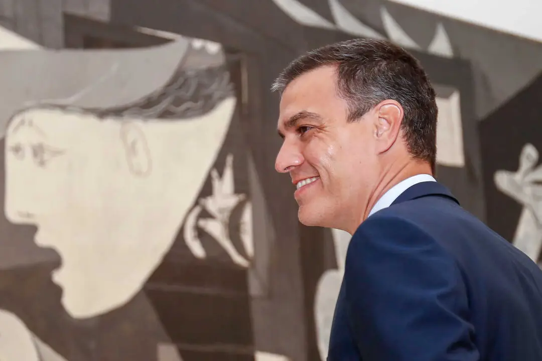 Archivo - El presidente del Gobierno, Pedro S&aacute;nchez, durante su visita al Museo Nacional Centro de Arte Reina Sof&iacute;a, junto a la obra, el 'Guernica' de Pablo Picasso, en Madrid (Espa&ntilde;a), a 8 de julio de 2020.