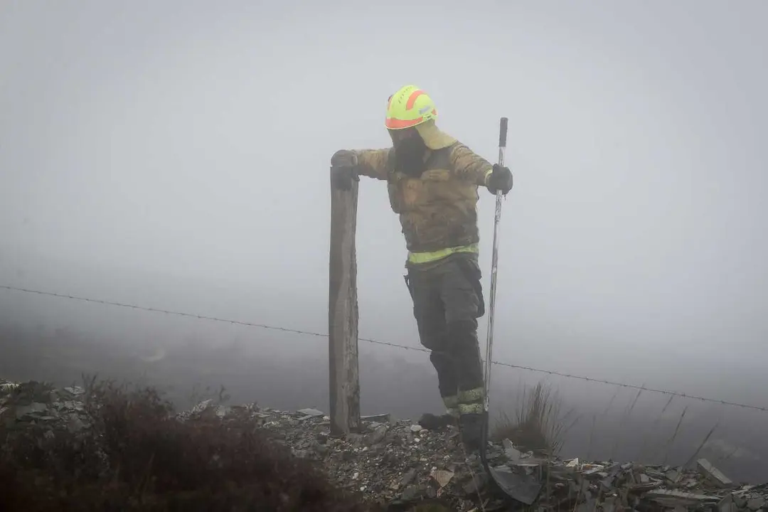 Un bombero trabaja en las labores de extinci&oacute;n de un incendio forestal que ha consumido 30 hect&aacute;reas, a 28 de marzo de 2026, en Ourol, Lugo, Galicia (Espa&ntilde;a).