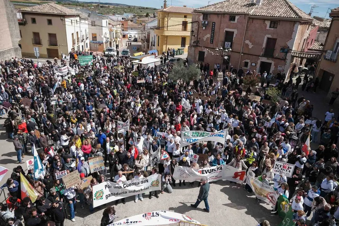M&aacute;s de un millar de personas claman en Campos del Para&iacute;so (Cuenca) contra las plantas de biog&aacute;s