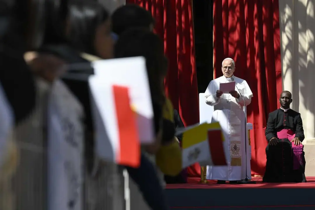 El Papa Le&oacute;n XIV durante su encuentro con los j&oacute;venes y catec&uacute;menos en la plaza de la Iglesia Santa Devota, a 28 de marzo de 2026.