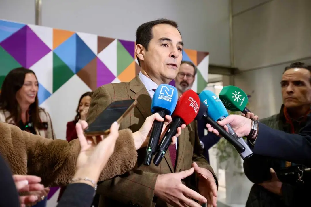 Archivo - El consejero de Justicia, Administraci&oacute;n Local y Funci&oacute;n P&uacute;blica, Antonio Nieto, en una imagen de archivo atendiendo a los medios.