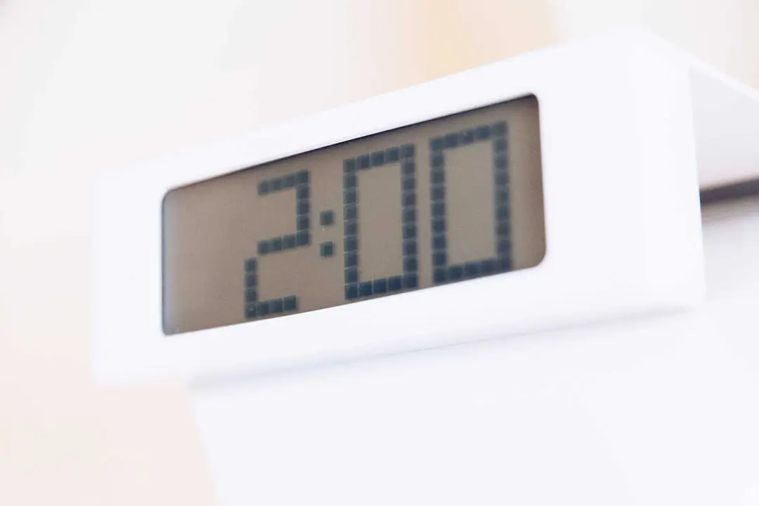 Archivo - Un despertador que marca las 2.00 horas, a 28 de octubre de 2023, en Madrid (Espa&ntilde;a).