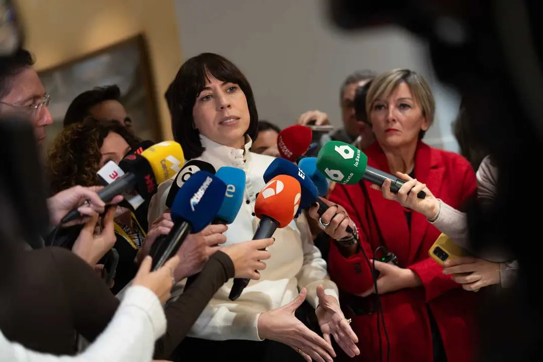 Archivo - La secretaria general del PSPV-PSOE, Diana Morant, atiende a los medios de comunicaci&oacute;n.