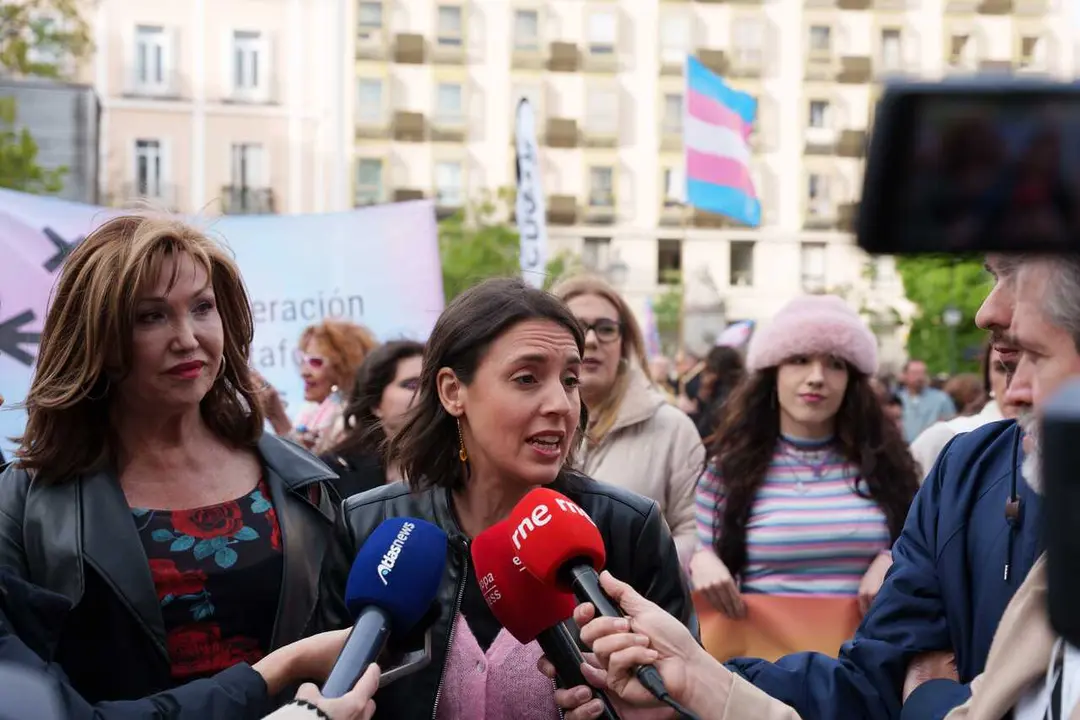 La secretaria pol&iacute;tica de Podemos y eurodiputada, Irene Montero, atiende a los medios de comunicaci&oacute;n antes de una manifestaci&oacute;n contra las agresiones a personas Lgtbi+ y la amenaza a sus derechos, a 28 de marzo de 2026, en Madrid (Espa&ntilde;a). 