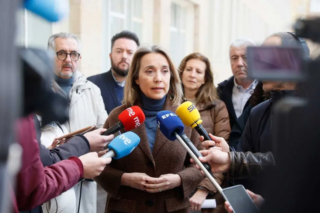 La vicesecretaria de Regeneraci&oacute;n Institucional, Cuca Gamarra, atiende a los medios este domingo en Logro&ntilde;o