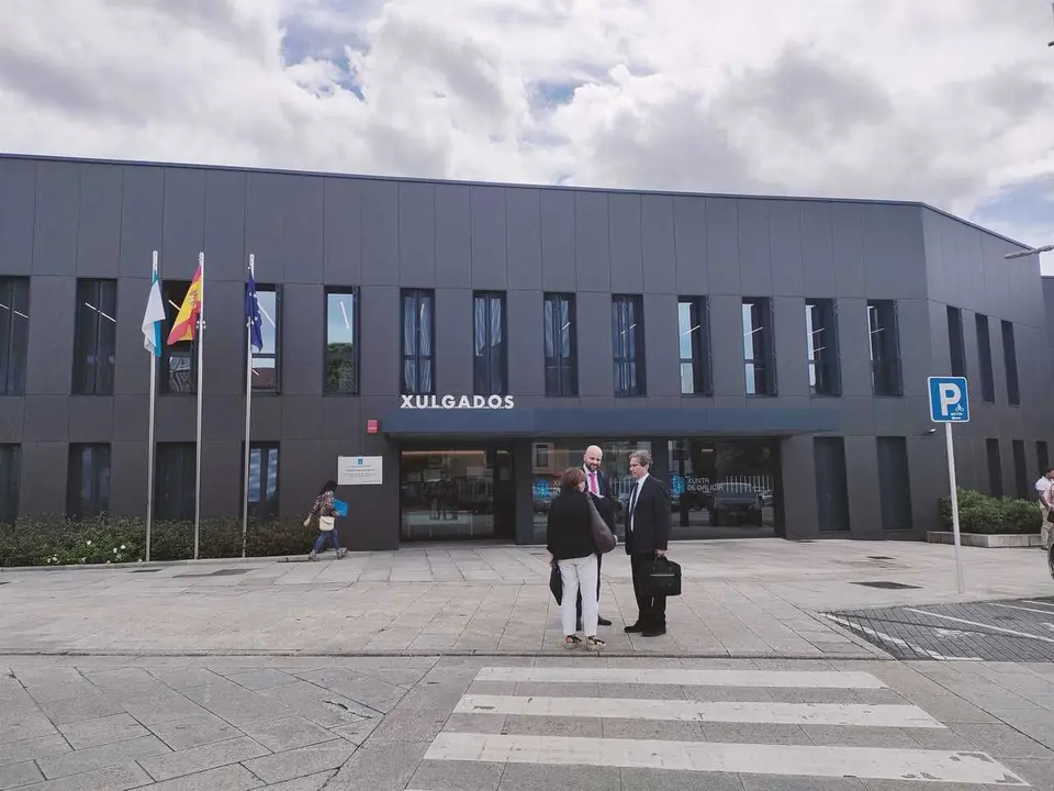Archivo - Los abogados de la familia de D&eacute;borah Fern&aacute;ndez Cervera y de Pablo P.S.L, &uacute;nico investigado por su desaparici&oacute;n y muerte, a las puertas del juzgado de Tui (Pontevedra), que instruy&oacute; la causa y acord&oacute; el archivo.