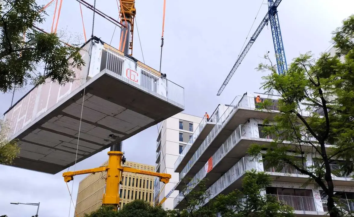 Archivo - Imagen del momento en que se a&ntilde;ade un m&oacute;dulo tridimensional al edificio en construcci&oacute;n de una promoci&oacute;n de vivienda protegida en Barcelona.