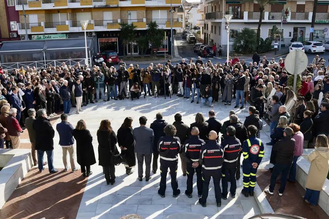 Archivo - Im&aacute;genes de los cinco minutos de silencio convocado el pasado 20 de enero por el Ayuntamiento de Punta Umbr&iacute;a (Huelva) en memoria de las personas fallecidas en el accidente de tren de Adamuz.