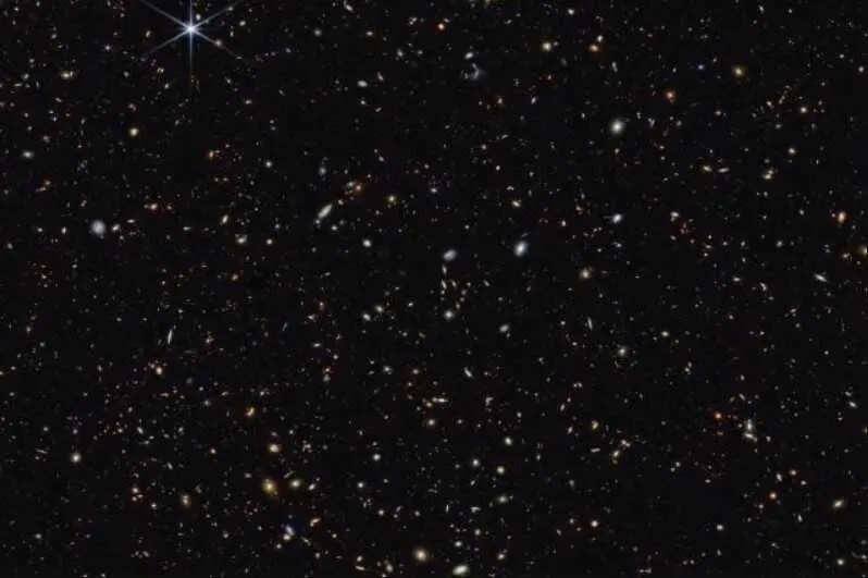 Archivo - En esta imagen de campo profundo del Telescopio Espacial James Webb, aparecen galaxias distantes dispersas por el cielo nocturno. Las galaxias m&aacute;s distantes aparecen como peque&ntilde;os puntos rojizos, o los misteriosos Peque&ntilde;os Puntos Rojos.