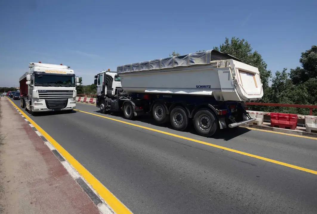 Archivo - Camiones a su paso por el puente de Zulema