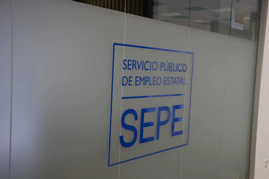 Archivo - Un logo del SEPE de la oficina de empleo del SEPE del Barrio del Pilar, a 2 de abril de 2024, en Madrid (Espa&ntilde;a).  