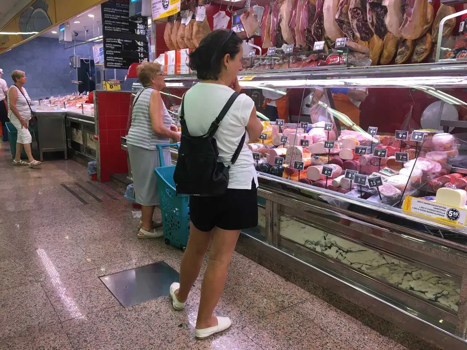 Archivo - Mujeres en un supermercado haciendo la compra