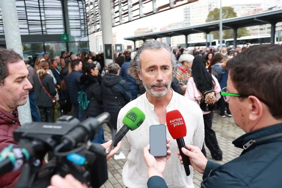 El presidente de la Asociaci&oacute;n de V&iacute;ctimas del descarrilamiento de Adamuz Mario Samper en declaraciones a la prensa antes de la marcha convocada por la entidad por las calles de Huelva.