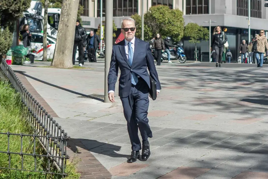 El abogado de Bego&ntilde;a G&oacute;mez, Antonio Camacho, a su llegada a los Juzgados de Plaza de Castilla, a 1 de abril de 2026, en Madrid (Espa&ntilde;a).