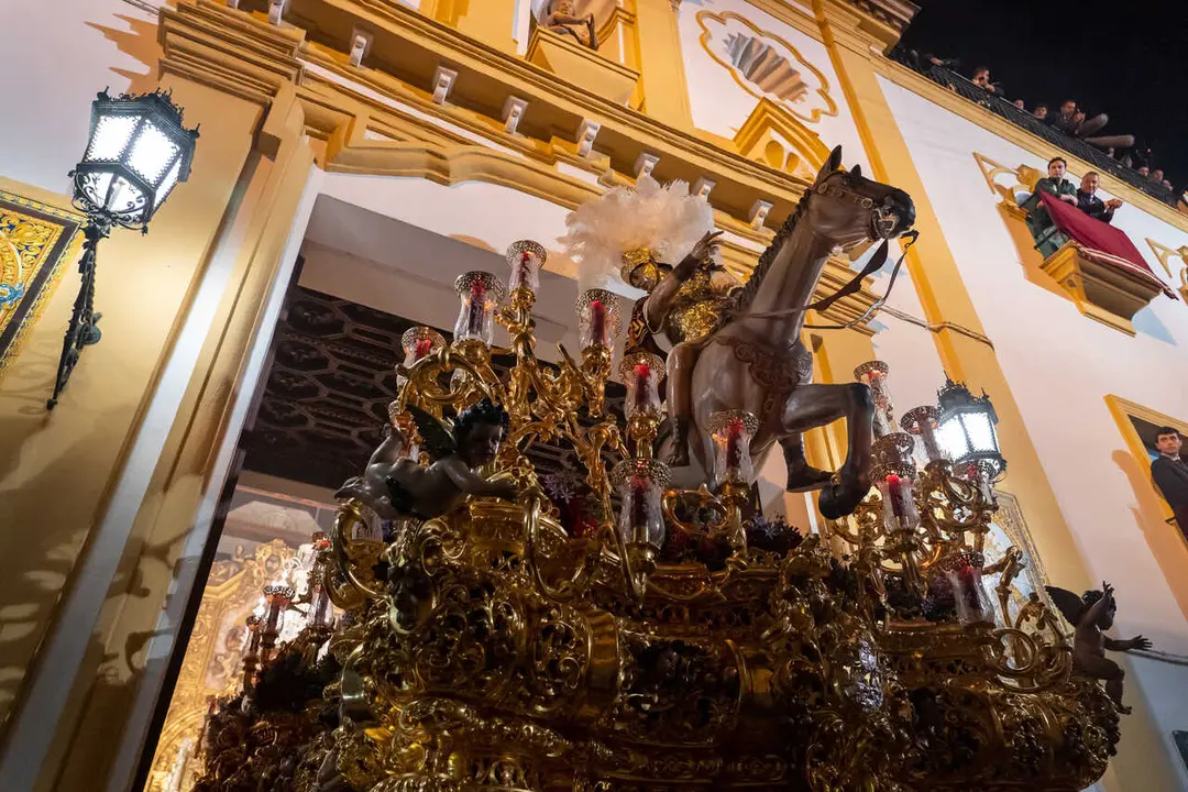 Archivo - El Cristo de las Tres Ca&iacute;das de Triana sale de la Capilla de los Marineros, en una reciente Madrugada.