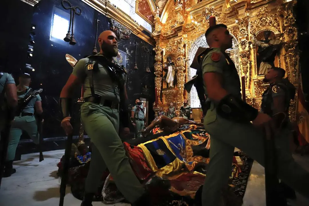 Momento del cambio de guardia que realiza una escuadra de gastadores de la Legi&oacute;n ante el Cristo de la Buena Muerte, el conocido como Cristo de Mena