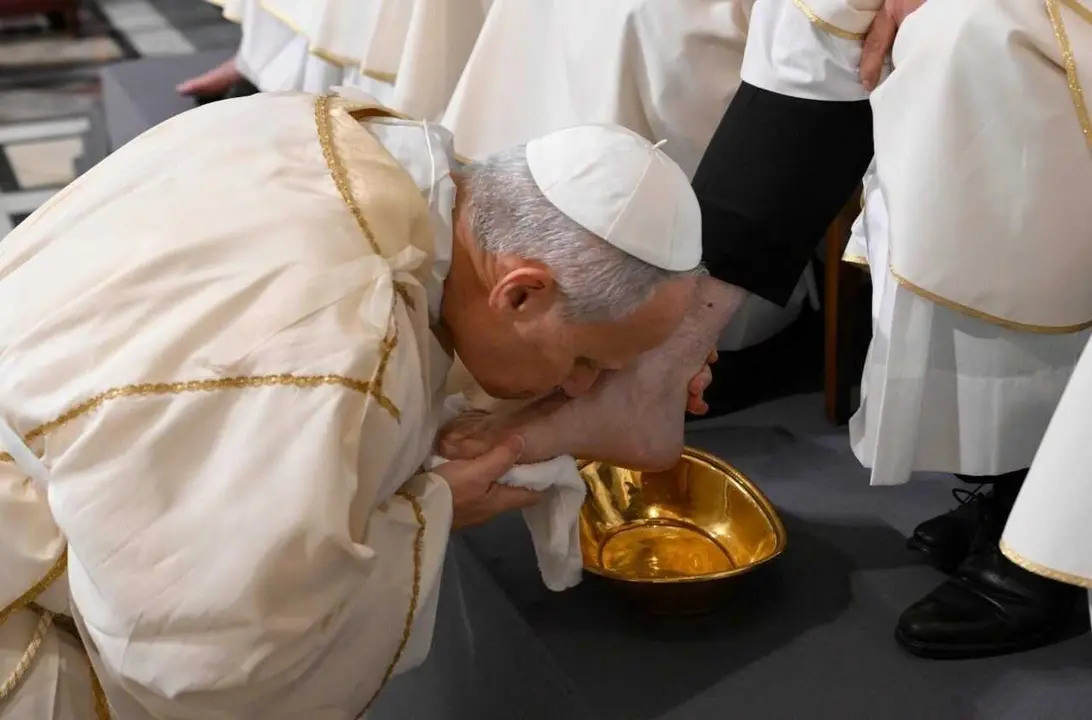 El Papa Le&oacute;n XIV lava los pies a sacerdotes de la Di&oacute;cesis de Roma