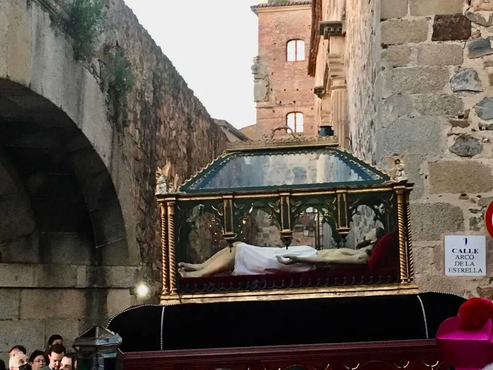 Archivo - El Santo Entierro procesiona este Viernes Santo en C&aacute;ceres