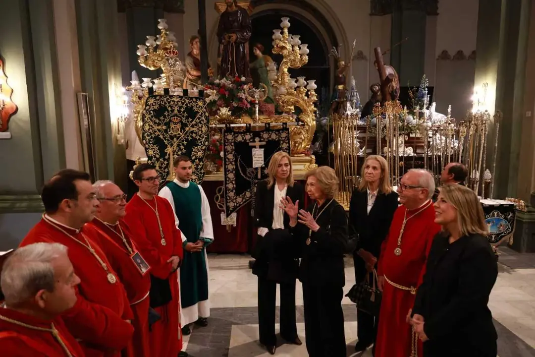 La reina Sof&iacute;a y las infantas Elena y Cristina en la sede de la Cofrad&iacute;a California para visitar los tronos antes de la procesi&oacute;n del la Procesi&oacute;n Solemne del Silencio y del Sant&iacute;simo Cristo de los Mineros de Cartagena