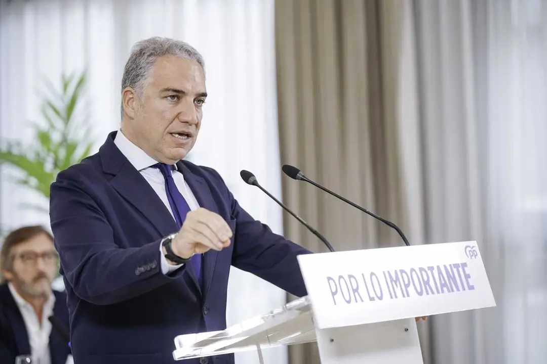 El vicesecretario de coordinaci&oacute;n auton&oacute;mica y local y an&aacute;lisis electoral del Partido Popular, El&iacute;as Bendodo, durante un encuentro del Partido Popular, en el Hotel Ciudad de Vitoria, a 10 de marzo de 2026, en Vitoria, &Aacute;lava, Pa&iacute;s Vasco (Espa&ntilde;a). 