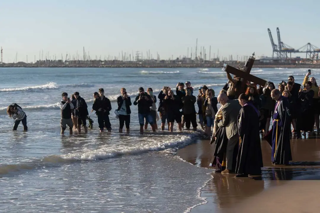 Llegada de los Cristos a la playa para la oraci&oacute;n por las v&iacute;ctimas del mar, en la playa de Las Arenas