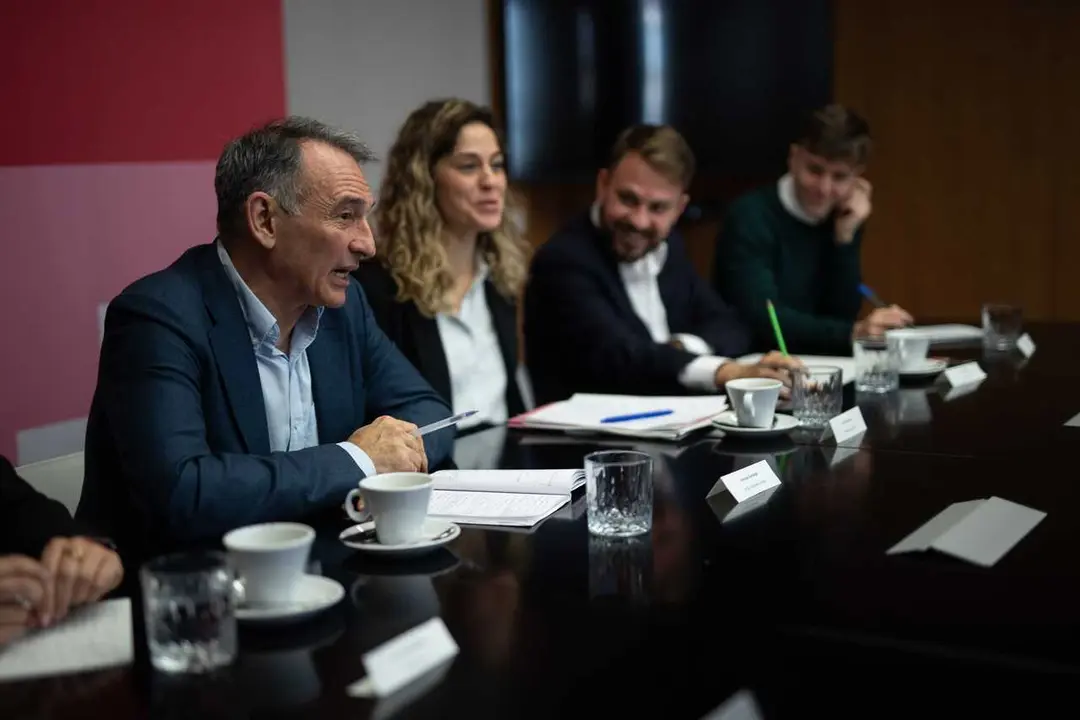 Archivo - (I-D) El portavoz parlamentario de IU y diputado de Sumar, Enrique Santiago, la secretaria de Organizaci&oacute;n de Sumar, Lara Hern&aacute;ndez, el diputado de Comprom&iacute;s-Sumar en el Congreso, Alberto Ib&aacute;&ntilde;ez, y el portavoz adjunto de M&aacute;s Madrid en el Ayuntam