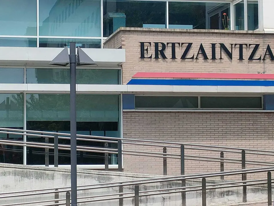 Comisar&iacute;a de la Ertzaintza en Basauri, donde este mi&eacute;rcoles falleci&oacute; una mujer y su pareja ha sido detenida por presunto homicidio.